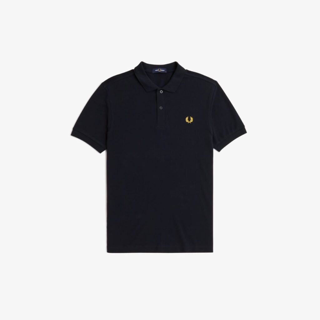 A Camiseta Polo Fred Perry M6000 é uma peça icônica da marca, conhecida por seu design clássico e atemporal. Confeccionada em piqué de algodão premium, essa polo oferece conforto, durabilidade e um estilo sofisticado.