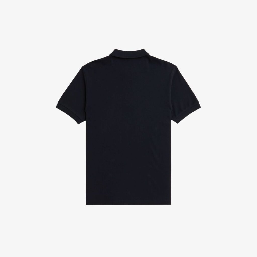 A Camiseta Polo Fred Perry M6000 é uma peça icônica da marca, conhecida por seu design clássico e atemporal. Confeccionada em piqué de algodão premium, essa polo oferece conforto, durabilidade e um estilo sofisticado.