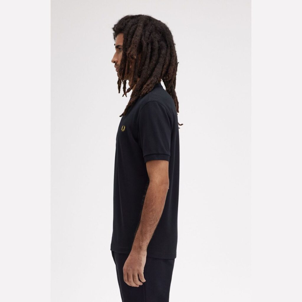 A Camiseta Polo Fred Perry M6000 é uma peça icônica da marca, conhecida por seu design clássico e atemporal. Confeccionada em piqué de algodão premium, essa polo oferece conforto, durabilidade e um estilo sofisticado.