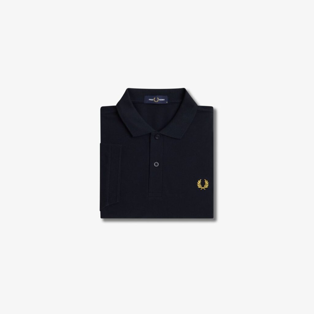 A Camiseta Polo Fred Perry M6000 é uma peça icônica da marca, conhecida por seu design clássico e atemporal. Confeccionada em piqué de algodão premium, essa polo oferece conforto, durabilidade e um estilo sofisticado.