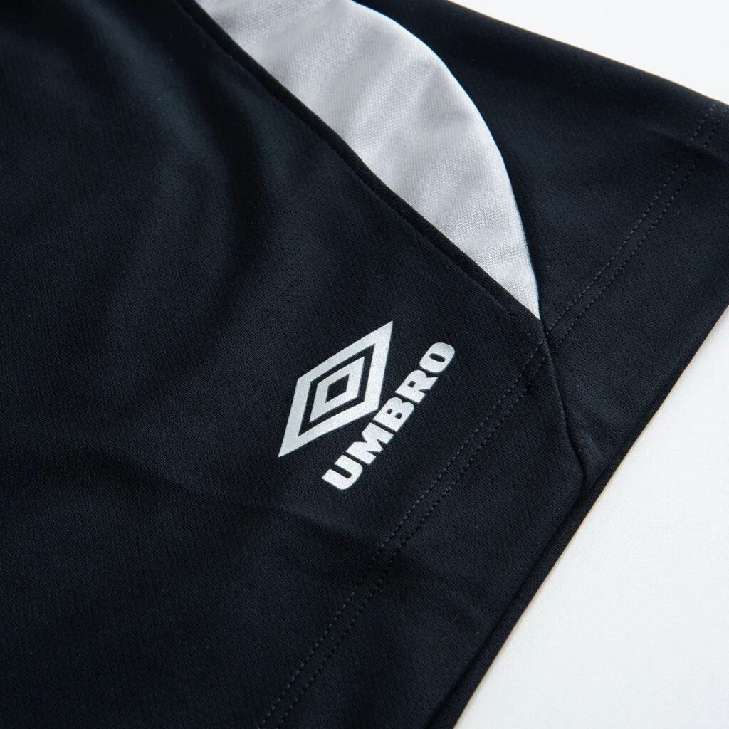 Eleve seu visual urbano com os shorts Umbro "Urban Glow", a peça essencial para quem busca combinar conforto e estilo na agitação da cidade. Parte da coleção Urban Glow, este modelo captura a essência vibrante e enérgica das noites urbanas, destacando-se com um design que reflete o brilho dos neons e a autenticidade da vida noturna.