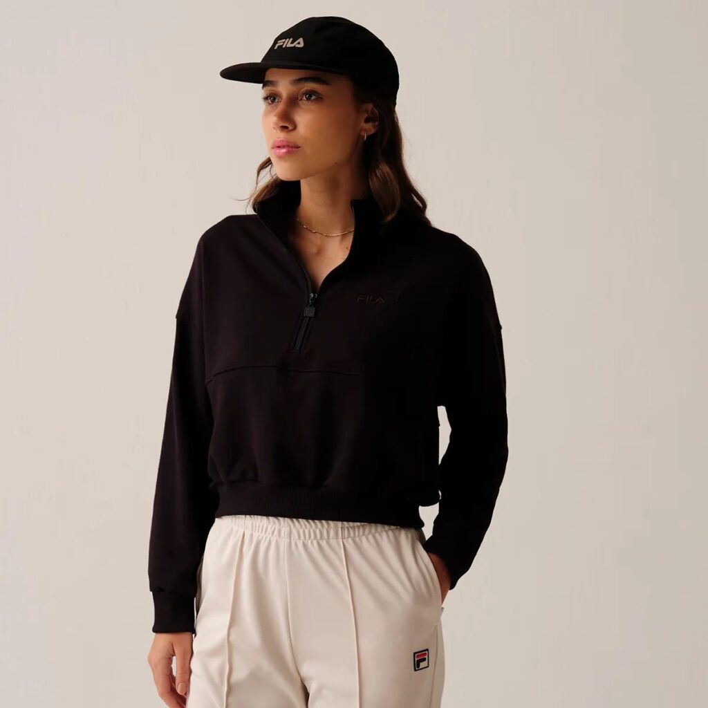 A Blusa Fila Union Classic é uma peça atemporal que une o estilo vintage da Fila com um toque moderno e urbano. Inspirada em modelos clássicos da marca, essa camiseta é perfeita para quem busca um visual casual e confortável, sem abrir mão da qualidade e da autenticidade.