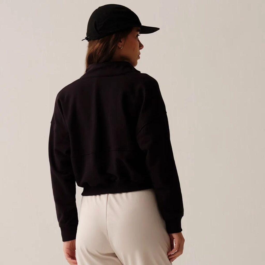 A Blusa Fila Union Classic é uma peça atemporal que une o estilo vintage da Fila com um toque moderno e urbano. Inspirada em modelos clássicos da marca, essa camiseta é perfeita para quem busca um visual casual e confortável, sem abrir mão da qualidade e da autenticidade.