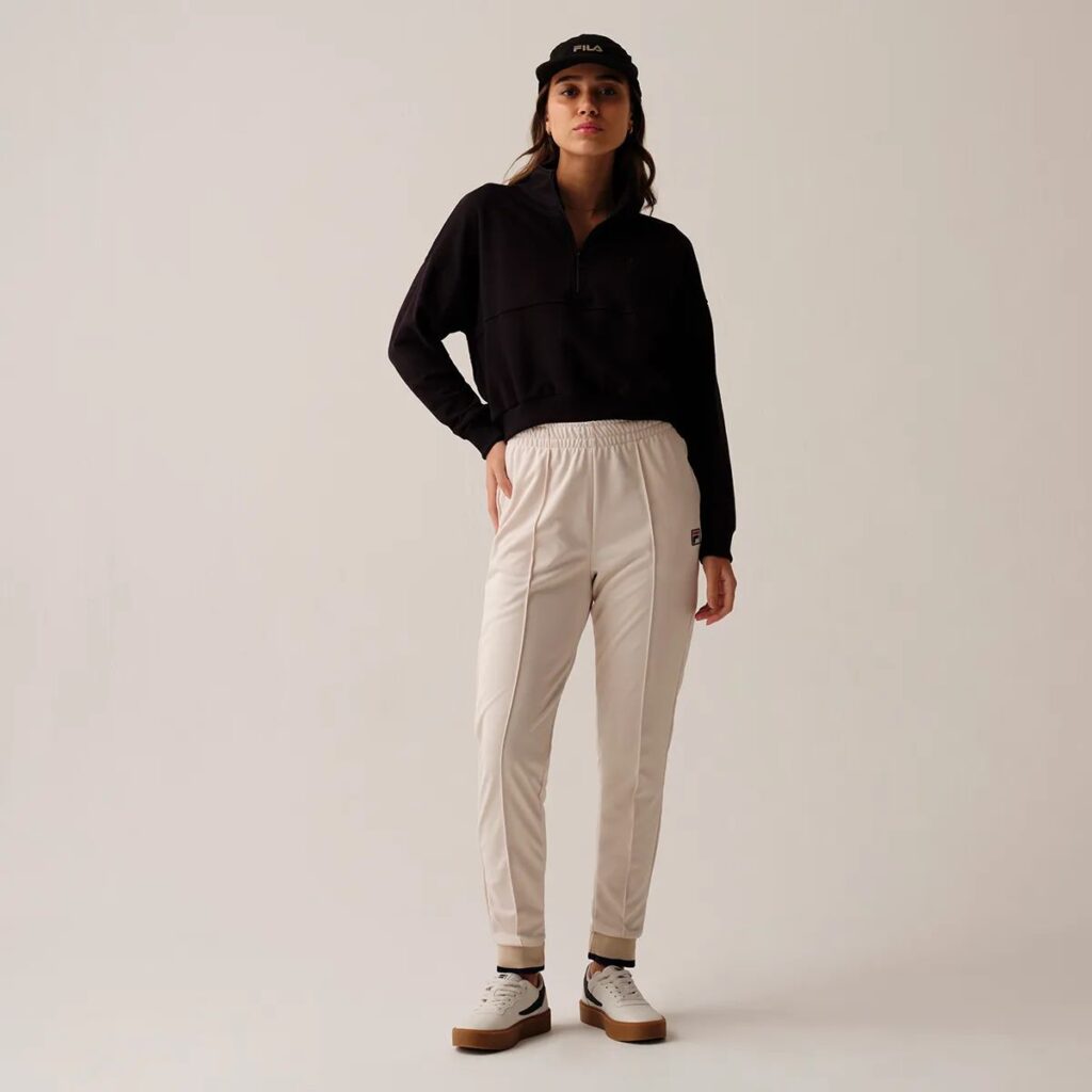 A Blusa Fila Union Classic é uma peça atemporal que une o estilo vintage da Fila com um toque moderno e urbano. Inspirada em modelos clássicos da marca, essa camiseta é perfeita para quem busca um visual casual e confortável, sem abrir mão da qualidade e da autenticidade.