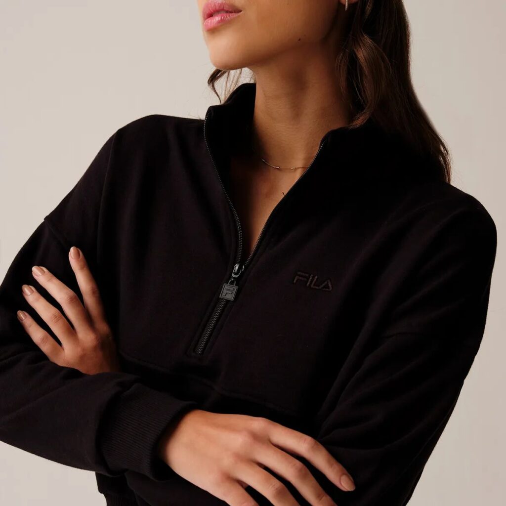 A Blusa Fila Union Classic é uma peça atemporal que une o estilo vintage da Fila com um toque moderno e urbano. Inspirada em modelos clássicos da marca, essa camiseta é perfeita para quem busca um visual casual e confortável, sem abrir mão da qualidade e da autenticidade.