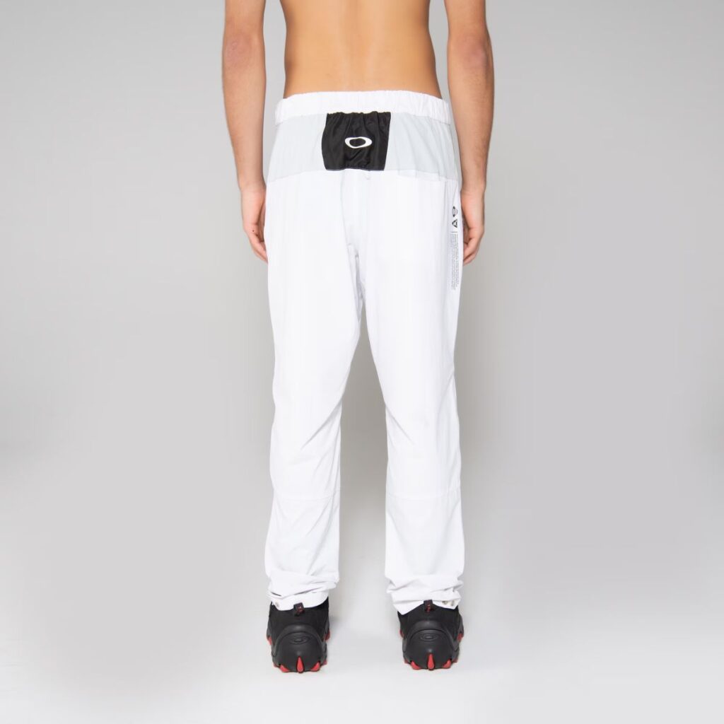 A Calça Oakley Space é muito mais do que apenas uma peça de roupa. É uma verdadeira jornada espacial para o seu guarda-roupa. Inspirada nos 55 anos do pouso na Lua, essa calça une o conforto do futuro com o estilo do passado, resultando em uma peça única e versátil.