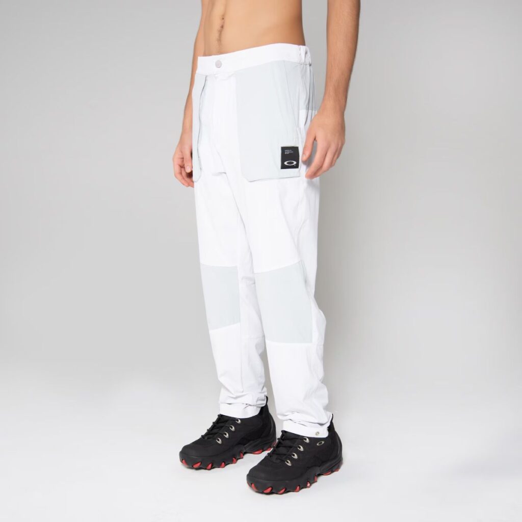 A Calça Oakley Space é muito mais do que apenas uma peça de roupa. É uma verdadeira jornada espacial para o seu guarda-roupa. Inspirada nos 55 anos do pouso na Lua, essa calça une o conforto do futuro com o estilo do passado, resultando em uma peça única e versátil.