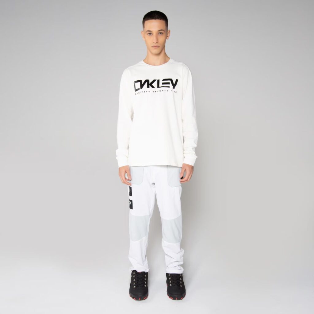 A Calça Oakley Space é muito mais do que apenas uma peça de roupa. É uma verdadeira jornada espacial para o seu guarda-roupa. Inspirada nos 55 anos do pouso na Lua, essa calça une o conforto do futuro com o estilo do passado, resultando em uma peça única e versátil.