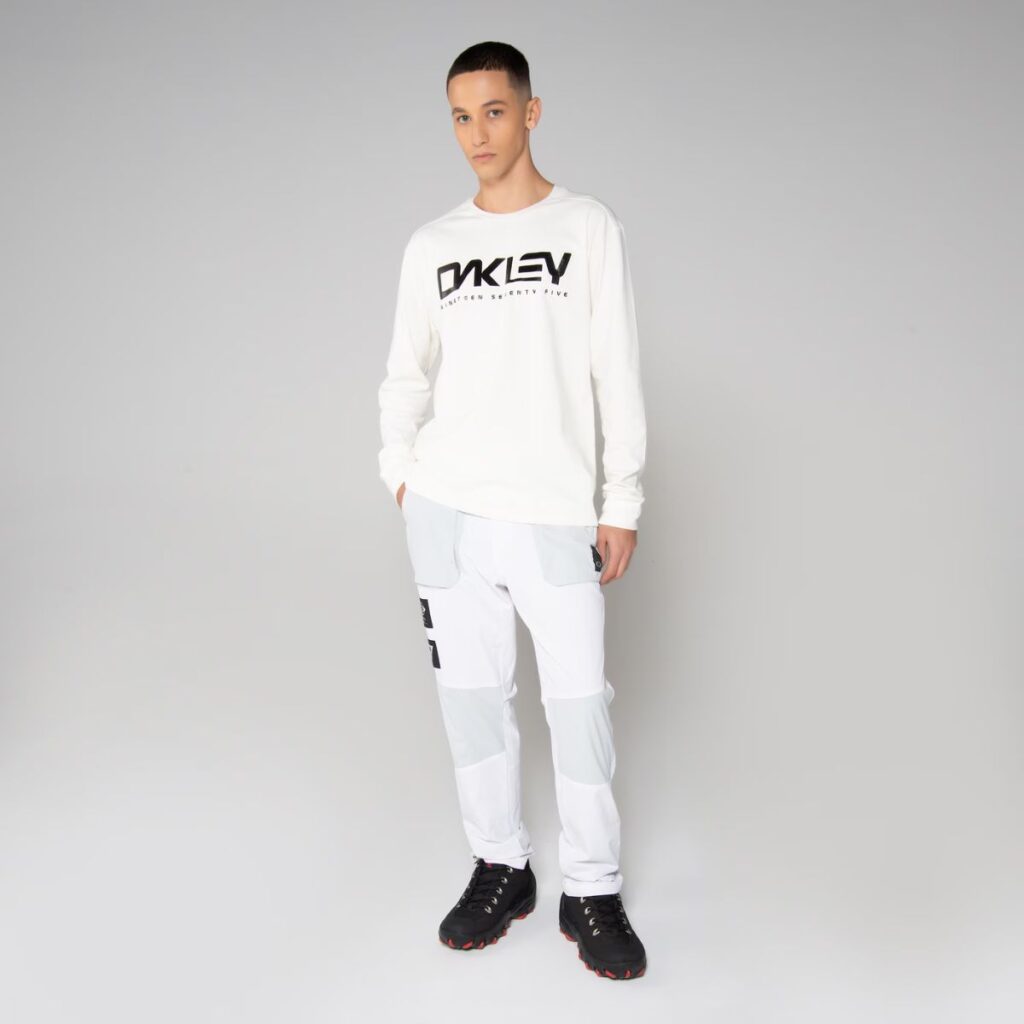 A Calça Oakley Space é muito mais do que apenas uma peça de roupa. É uma verdadeira jornada espacial para o seu guarda-roupa. Inspirada nos 55 anos do pouso na Lua, essa calça une o conforto do futuro com o estilo do passado, resultando em uma peça única e versátil.