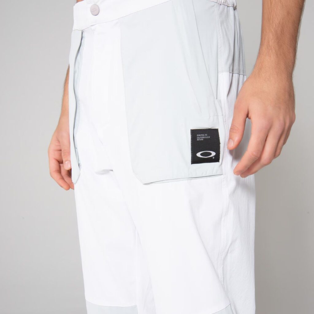 A Calça Oakley Space é muito mais do que apenas uma peça de roupa. É uma verdadeira jornada espacial para o seu guarda-roupa. Inspirada nos 55 anos do pouso na Lua, essa calça une o conforto do futuro com o estilo do passado, resultando em uma peça única e versátil.