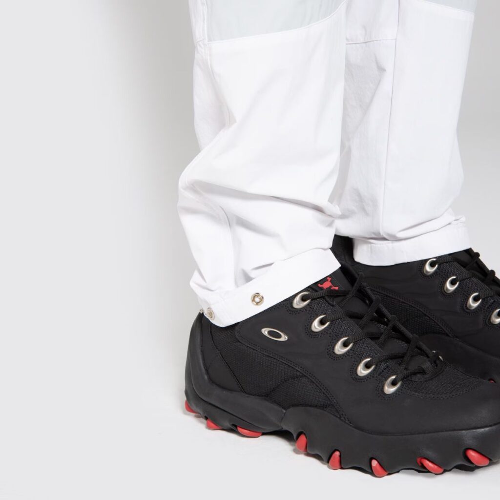 A Calça Oakley Space é muito mais do que apenas uma peça de roupa. É uma verdadeira jornada espacial para o seu guarda-roupa. Inspirada nos 55 anos do pouso na Lua, essa calça une o conforto do futuro com o estilo do passado, resultando em uma peça única e versátil.