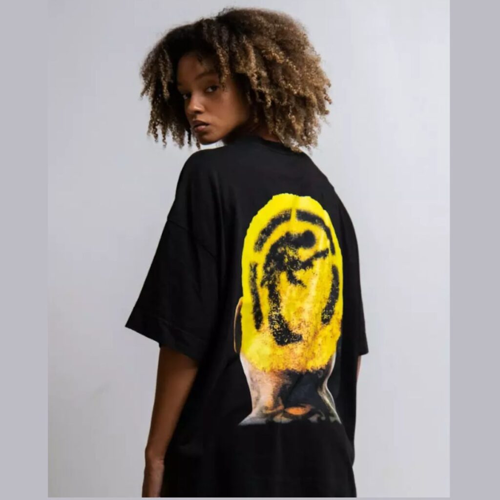 A camiseta Dennis Rodman Respect Brand é uma peça de streetwear inspirada no lendário jogador de basquete. Com um design moderno e confortável, a camiseta apresenta a icônica imagem de Rodman, combinada com o logo da marca Respect.