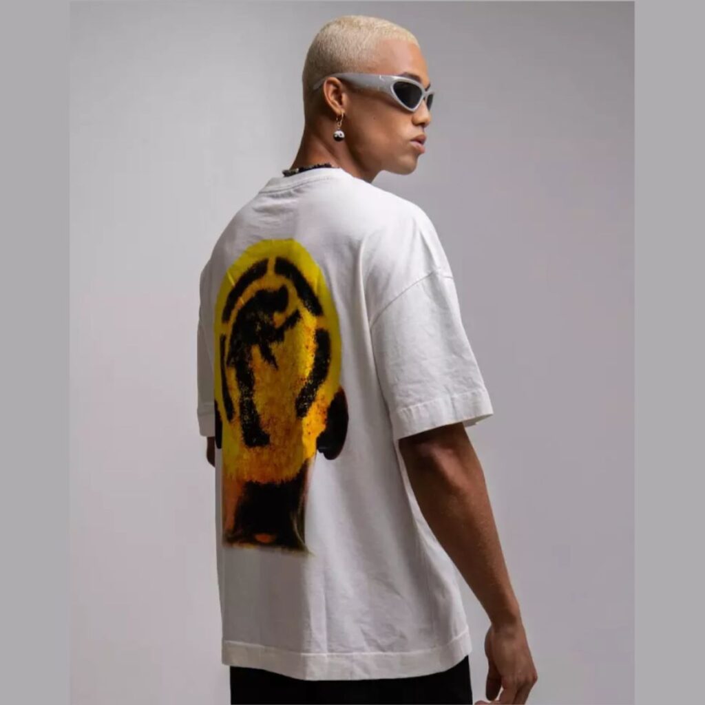 A camiseta Dennis Rodman Respect Brand é uma peça de streetwear inspirada no lendário jogador de basquete. Com um design moderno e confortável, a camiseta apresenta a icônica imagem de Rodman, combinada com o logo da marca Respect.