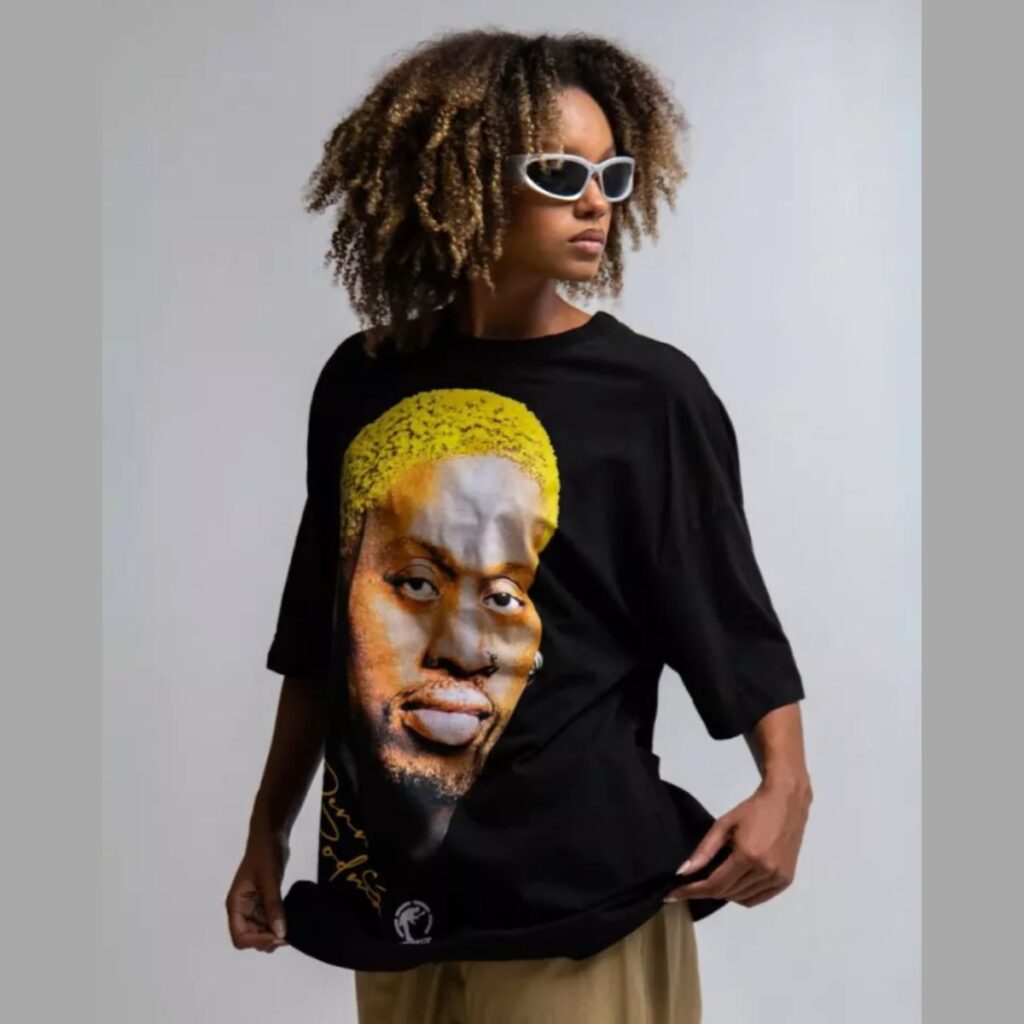 A camiseta Dennis Rodman Respect Brand é uma peça de streetwear inspirada no lendário jogador de basquete. Com um design moderno e confortável, a camiseta apresenta a icônica imagem de Rodman, combinada com o logo da marca Respect.