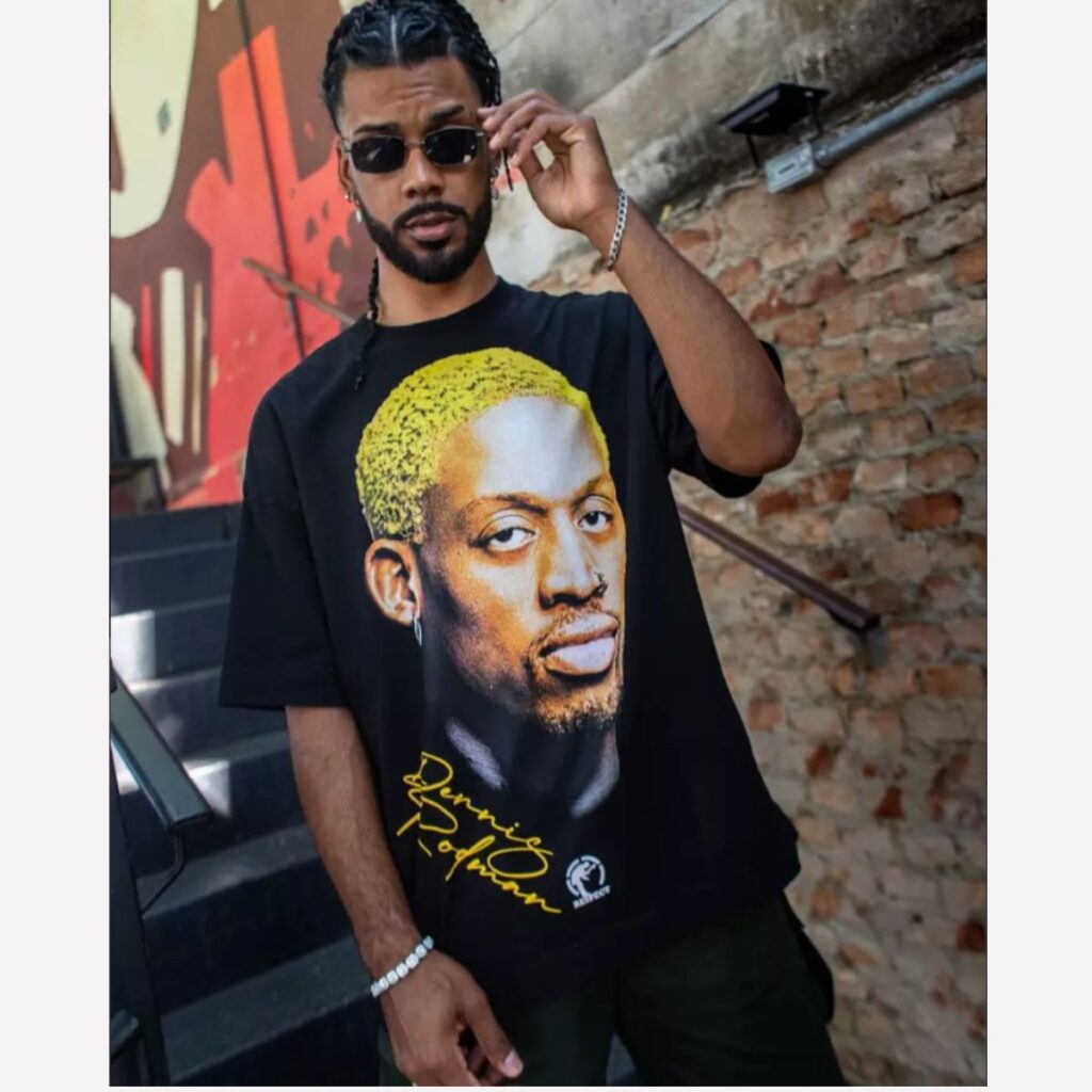 A camiseta Dennis Rodman Respect Brand é uma peça de streetwear inspirada no lendário jogador de basquete. Com um design moderno e confortável, a camiseta apresenta a icônica imagem de Rodman, combinada com o logo da marca Respect.
