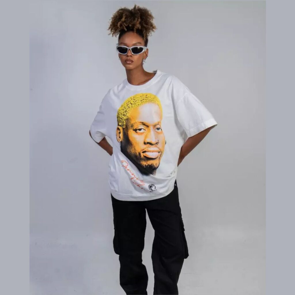 A camiseta Dennis Rodman Respect Brand é uma peça de streetwear inspirada no lendário jogador de basquete. Com um design moderno e confortável, a camiseta apresenta a icônica imagem de Rodman, combinada com o logo da marca Respect.