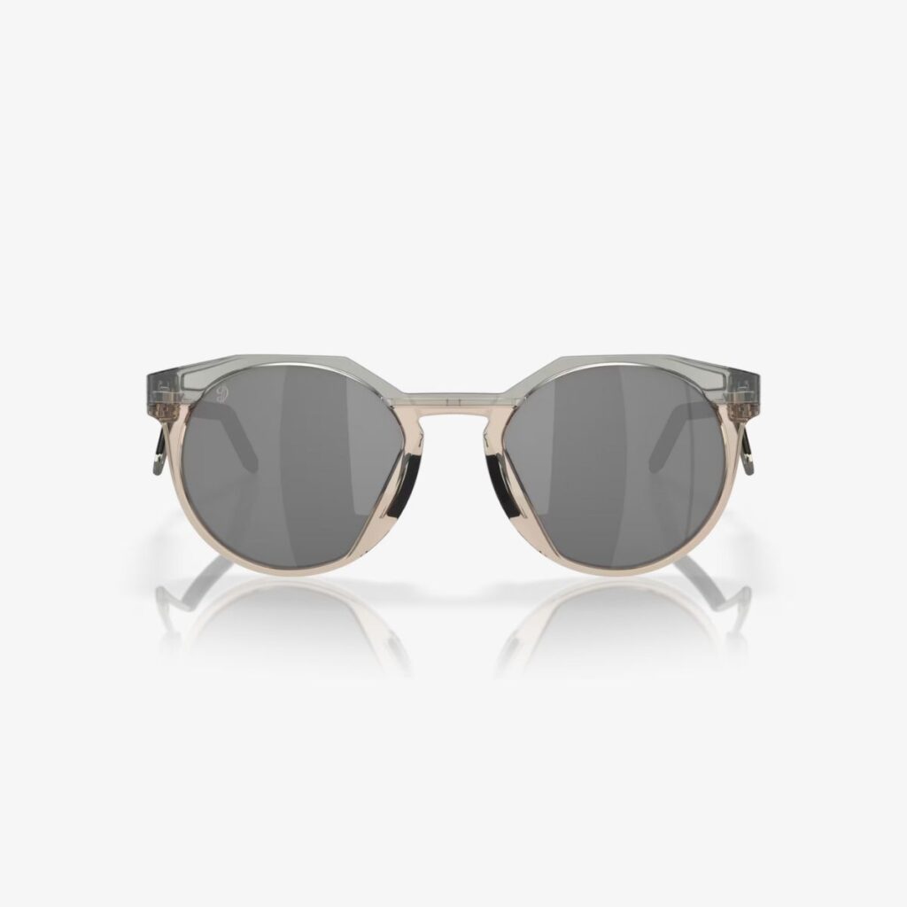 O Oakley HSTN Metal "Damian Lillard Signature Series" é mais do que apenas um óculos de sol. É uma declaração de estilo e performance, inspirada no talento e na personalidade do astro da NBA, Damian Lillard. Com um design moderno e sofisticado, este modelo combina a estética urbana com a tecnologia de ponta da Oakley, resultando em um acessório que te acompanha em qualquer momento. Características: Armação em Metal: A armação em metal confere um toque de sofisticação e durabilidade ao óculos, garantindo um ajuste preciso e confortável. Lentes Prizm: Disponíveis em diversas opções, as lentes Prizm™ otimizam a visão para diferentes atividades e condições de luz, proporcionando cores mais vibrantes e contraste aprimorado. Hastes Ajustáveis: As hastes ajustáveis garantem um encaixe perfeito e personalizado, proporcionando conforto durante todo o dia. Proteção UV: As lentes oferecem 100% de proteção contra os raios UVA e UVB, garantindo a saúde dos seus olhos. Design Inspirado: O design do HSTN Metal foi inspirado no estilo pessoal de Damian Lillard, combinando elementos urbanos e esportivos. Benefícios: Estilo: O design moderno e sofisticado d