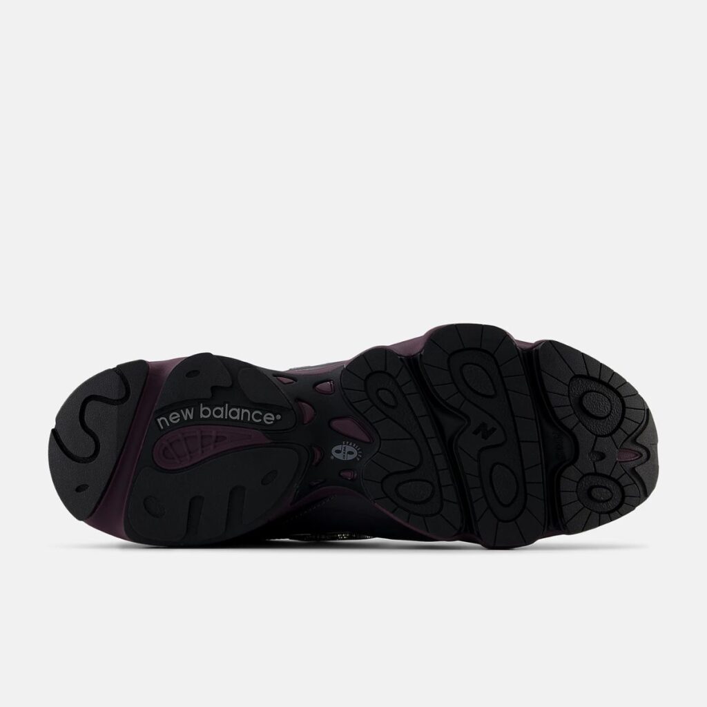 O New Balance 1000 "Magnet Plum Brown" é a fusão perfeita entre tradição e modernidade. Um ícone do conforto e performance, este tênis reimagina o clássico modelo 1000 com uma paleta de cores que evoca a natureza e o estilo urbano.