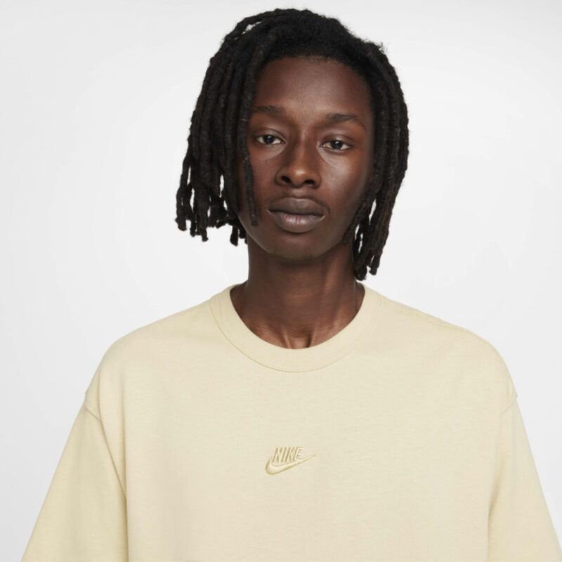 Camiseta Nike Sportswear Premium Essentials Bege