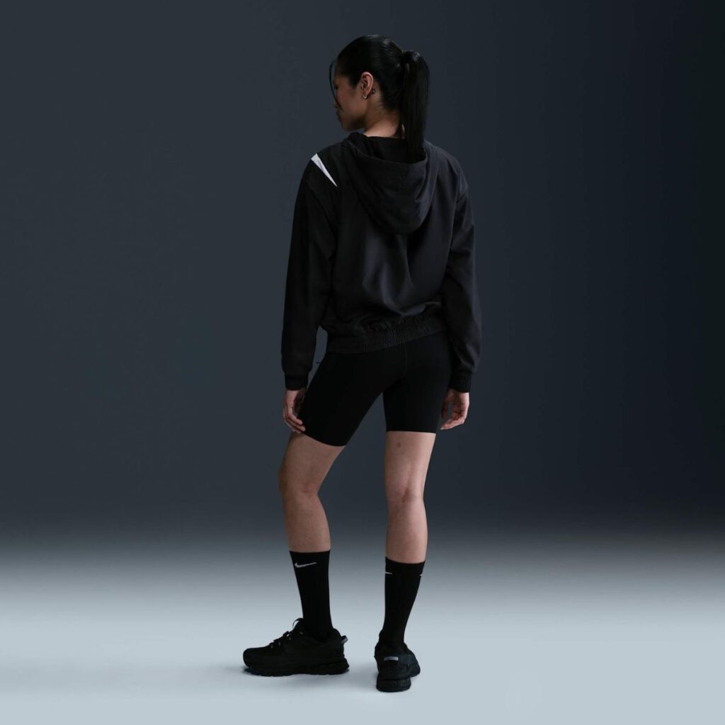 Jaqueta Nike Sportswear Classic Woven Feminina