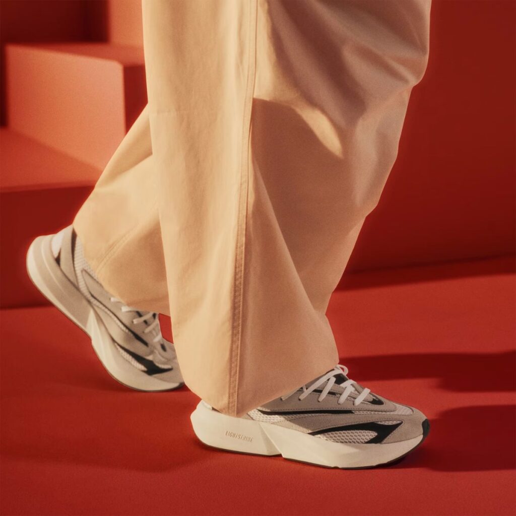 Tênis Adidas Lightblaze