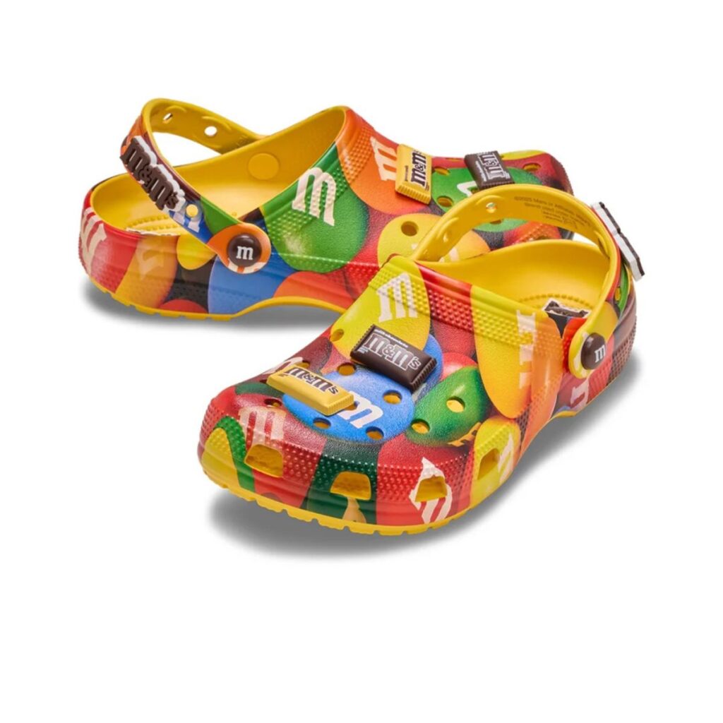 Sandália Crocs Classic Clog X M&M's "Sunflower Multi"