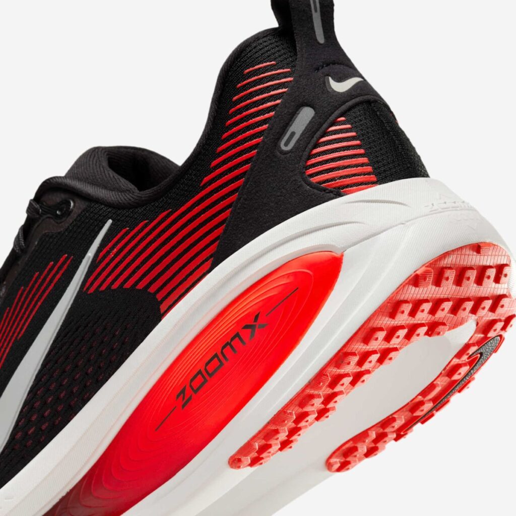 Tênis Nike Vomero 18 "Black Bright Crimson Team Red Summit White"