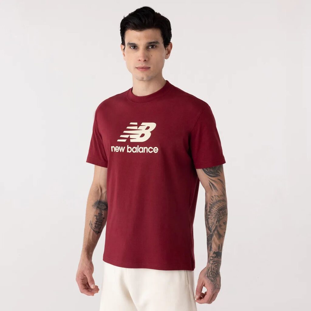 Camiseta New Balance Essentials Bordo
