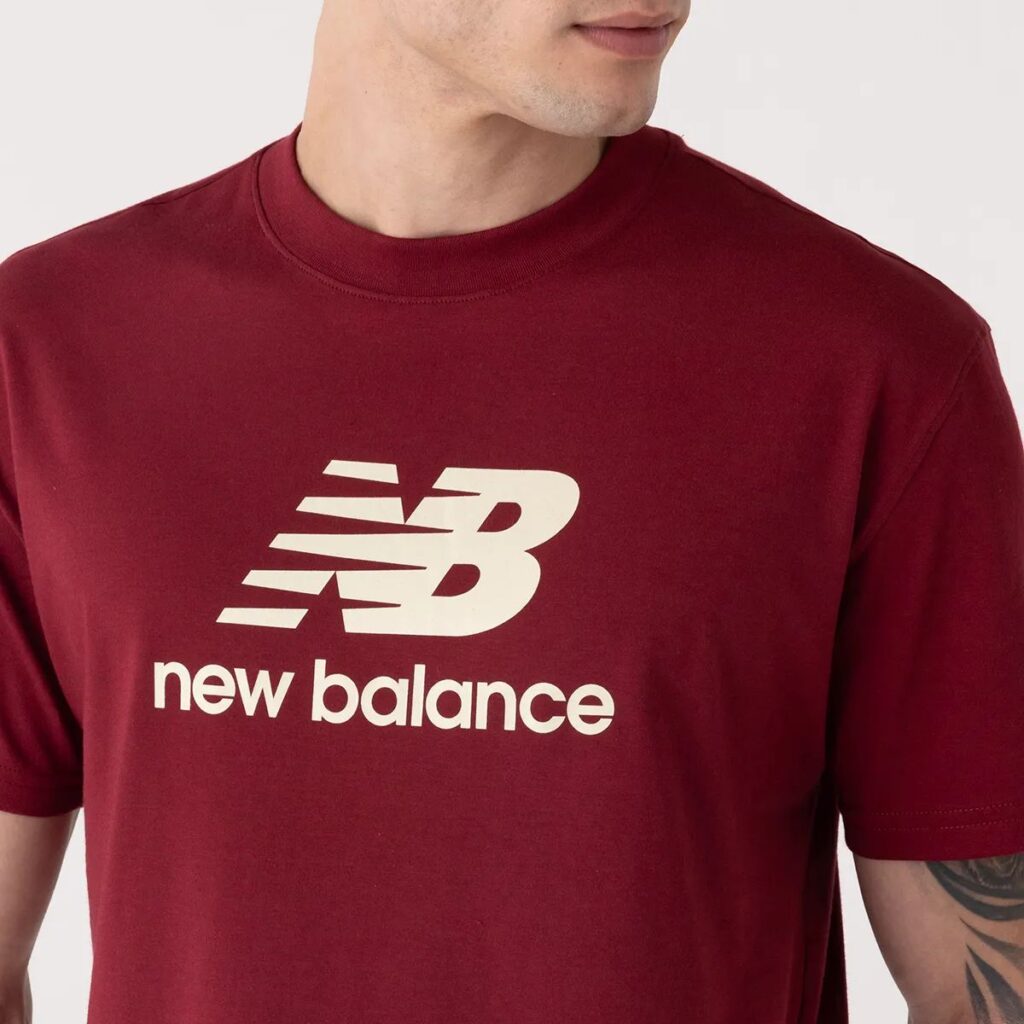 Camiseta New Balance Essentials Bordo