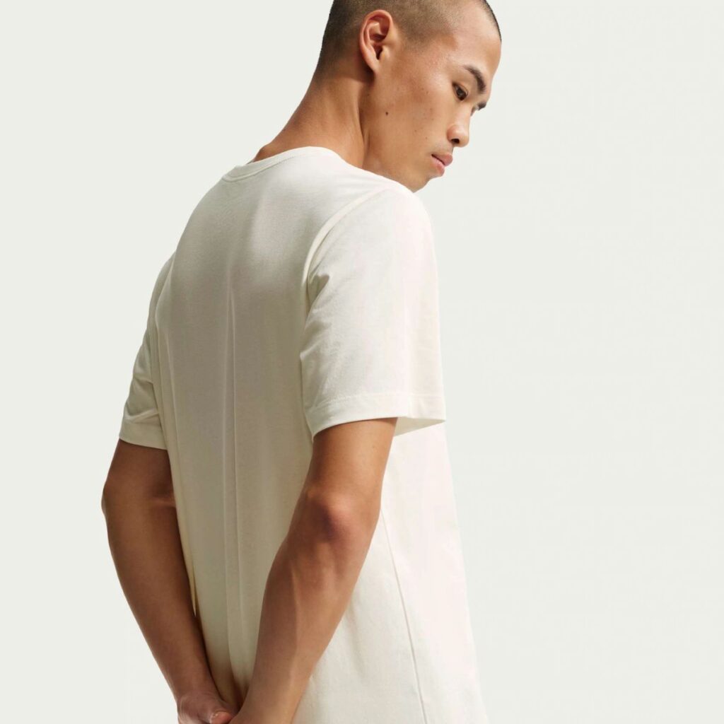 Camiseta Nike Sportswear Café Swoosh Mug Unissex