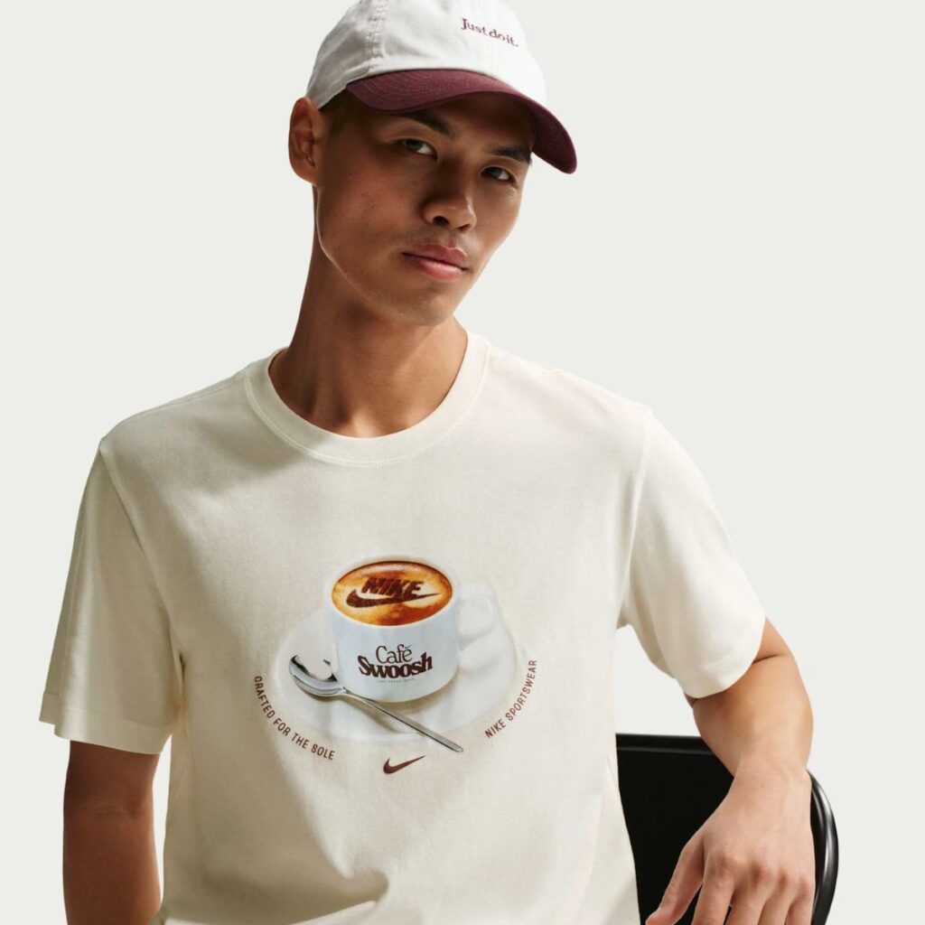 Camiseta Nike Sportswear Café Swoosh Mug Unissex