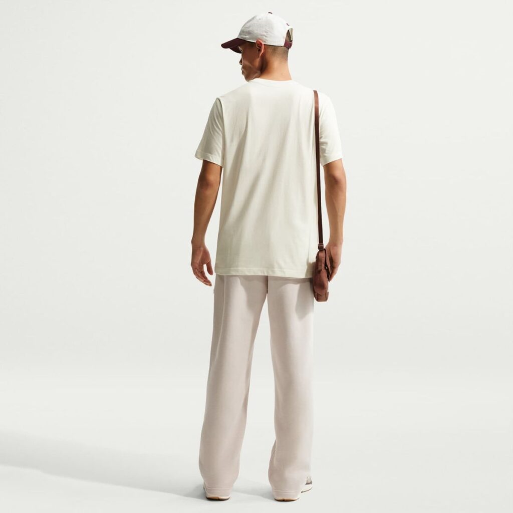 Camiseta Nike Sportswear Café Swoosh Mug Unissex