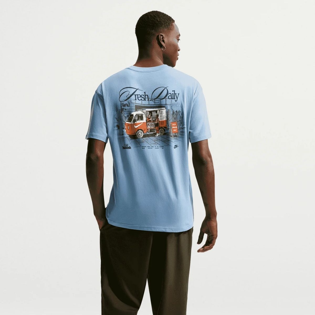 Camiseta Nike Sportswear Café Swoosh &Quot;Fresh Daily&Quot; Azul