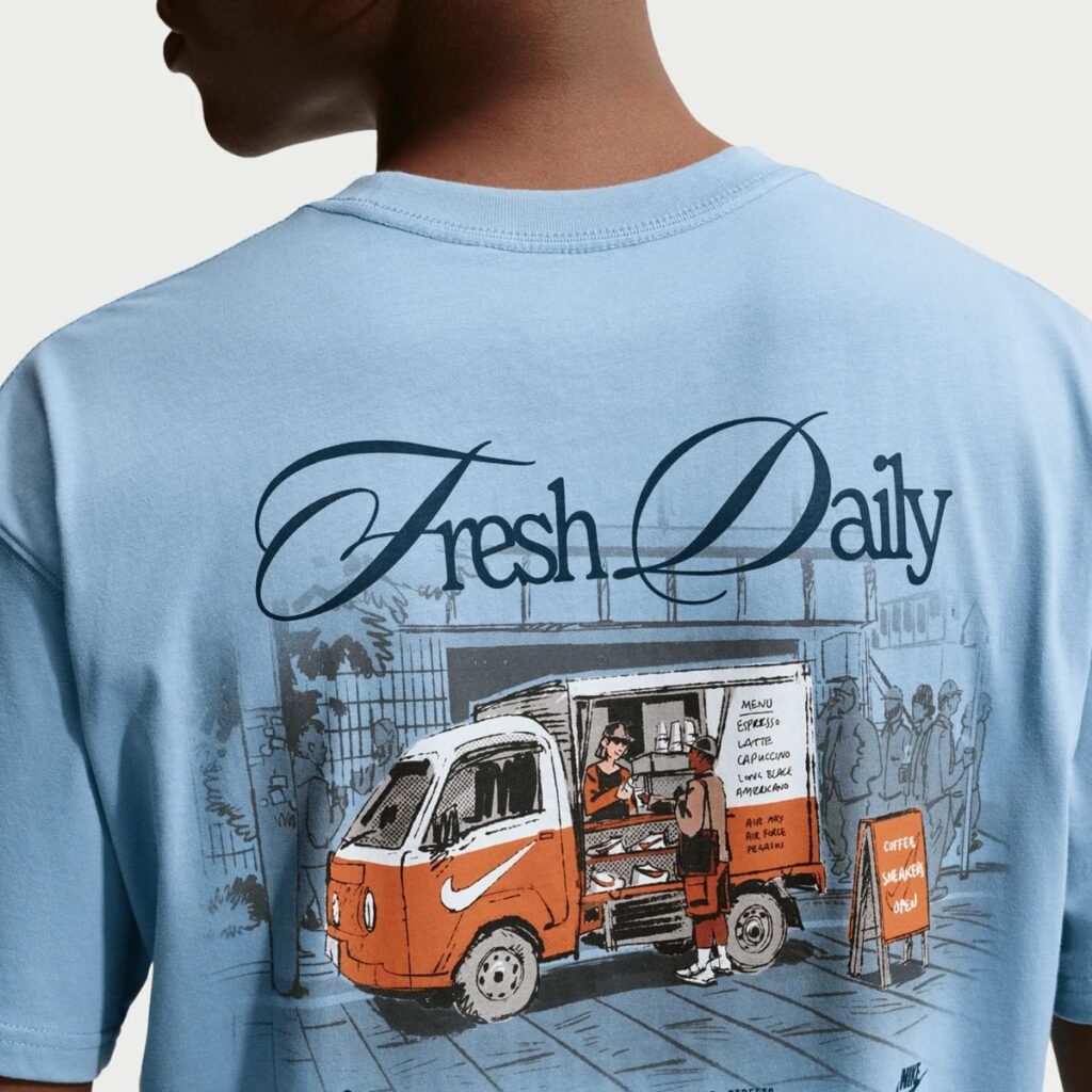 Camiseta Nike Sportswear Café Swoosh "Fresh Daily" Azul