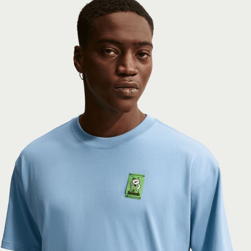 Camiseta Nike Sportswear Café Swoosh "Fresh Daily" Azul