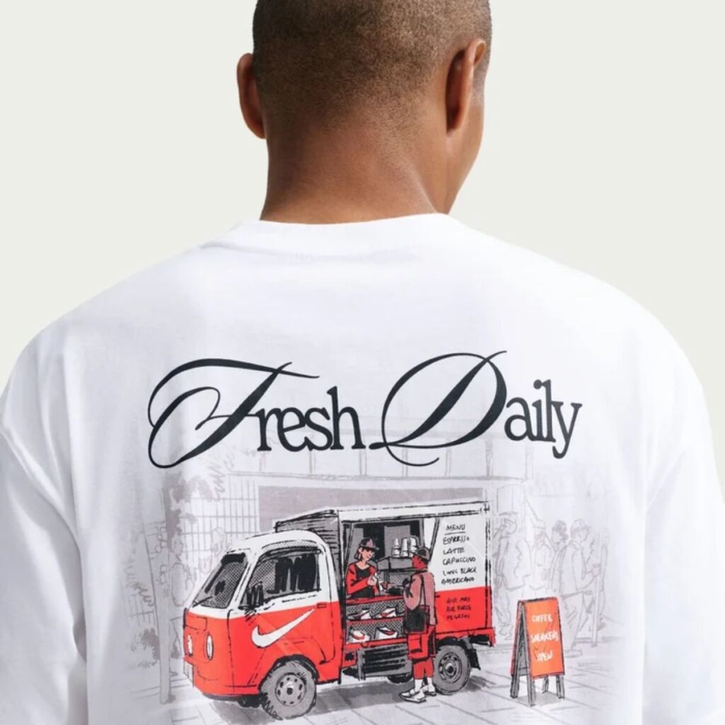 Camiseta Nike Sportswear Café Swoosh "Fresh Daily"
