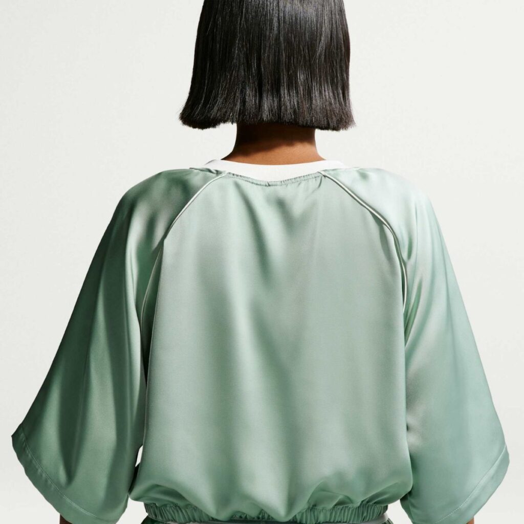 Camiseta Nike Sportswear Woven Feminina