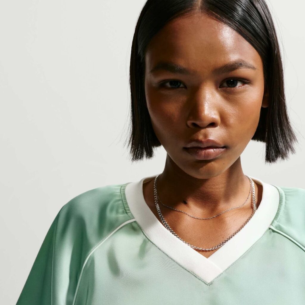 Camiseta Nike Sportswear Woven Feminina