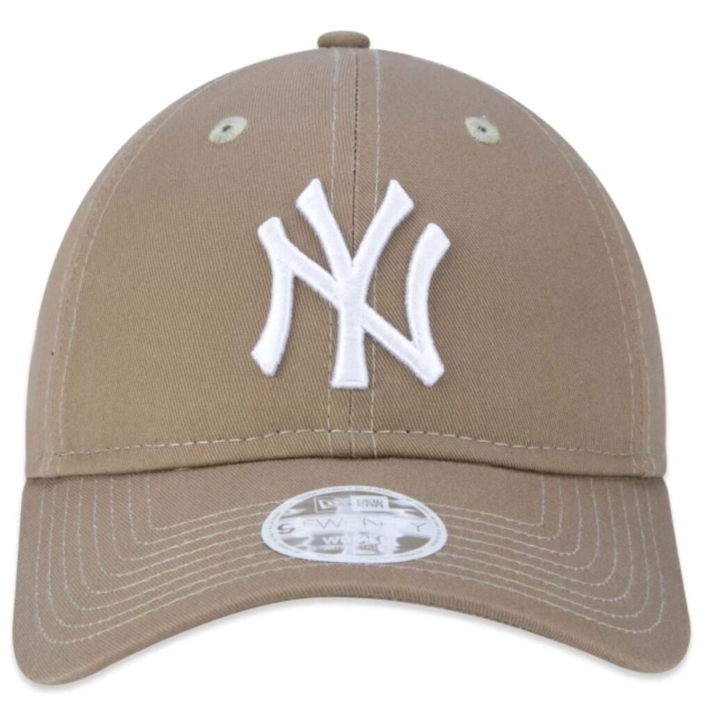 Boné New Era 9TWENTY Strapback MLB New York Yankees Cáqui Logo Branco Feminino