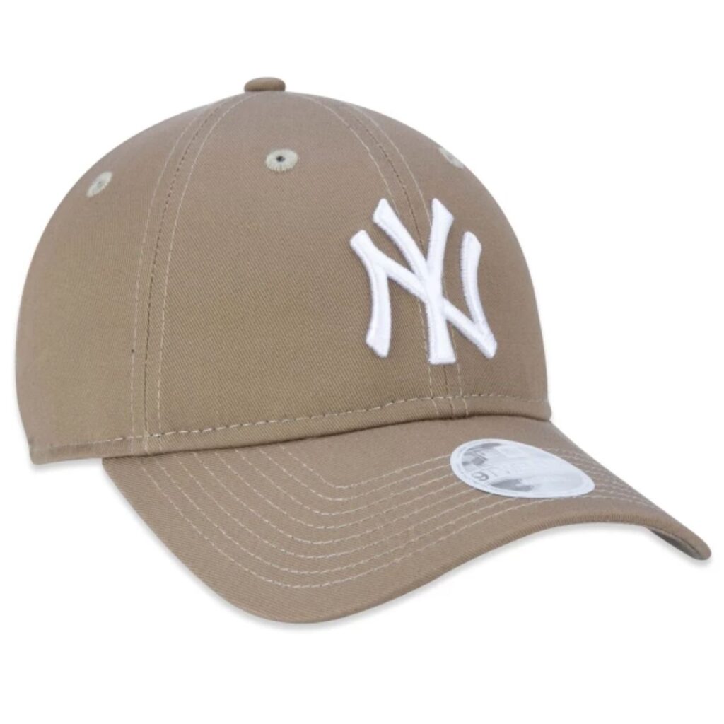 Boné New Era 9TWENTY Strapback MLB New York Yankees Cáqui Logo Branco Feminino