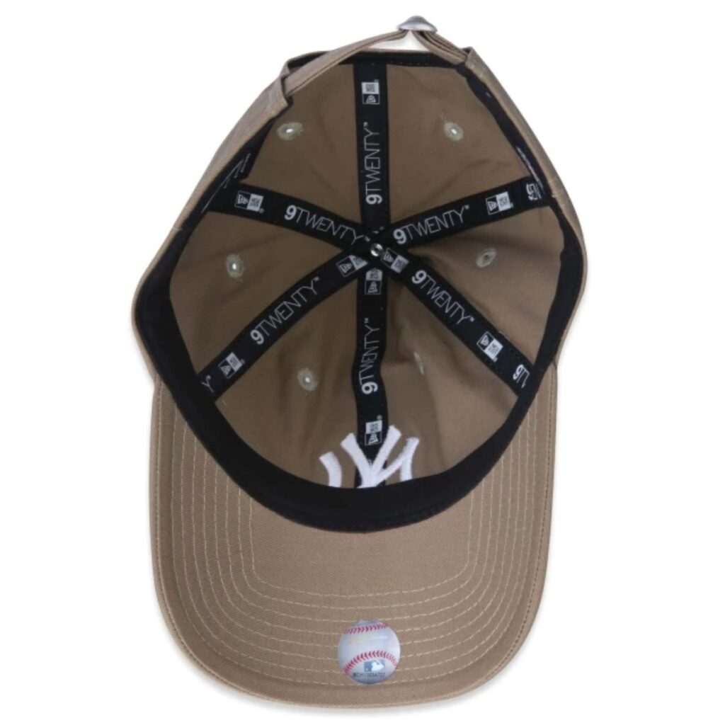 Boné New Era 9TWENTY Strapback MLB New York Yankees Cáqui Logo Branco Feminino