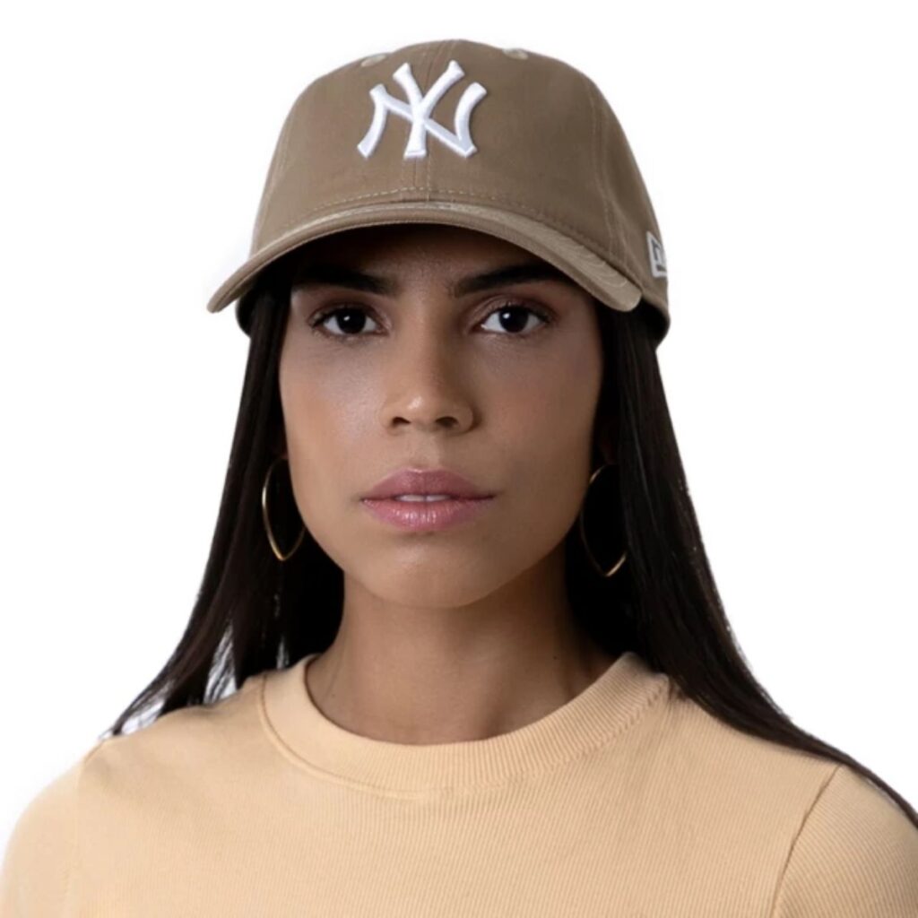 Boné New Era 9TWENTY Strapback MLB New York Yankees Cáqui Logo Branco Feminino