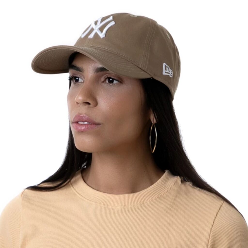 Boné New Era 9TWENTY Strapback MLB New York Yankees Cáqui Logo Branco Feminino