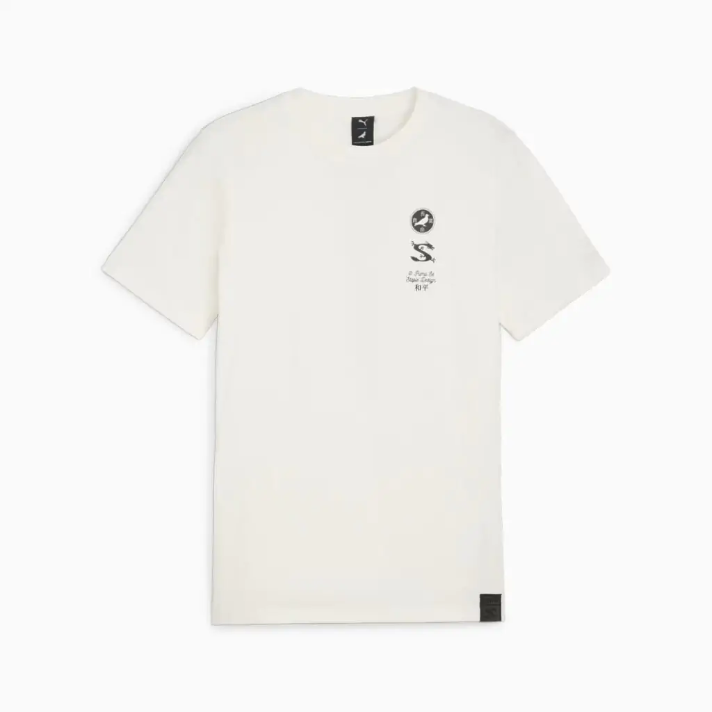 Esta camiseta exclusiva Puma X Staple personifica a fusão magistral entre o trabalho icônico de Jeff Staple e o estilo inovador da PUMA. Reconhecido mundialmente no cenário streetwear, Jeff Staple incorpora sua visão distintiva neste colaboração, fundindo elementos marcantes do design urbano com a estética arrojada da PUMA.