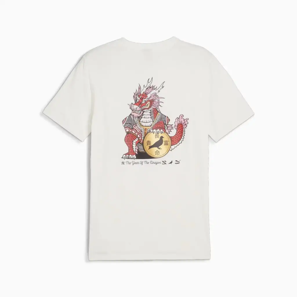 Esta camiseta exclusiva Puma X Staple personifica a fusão magistral entre o trabalho icônico de Jeff Staple e o estilo inovador da PUMA. Reconhecido mundialmente no cenário streetwear, Jeff Staple incorpora sua visão distintiva neste colaboração, fundindo elementos marcantes do design urbano com a estética arrojada da PUMA.