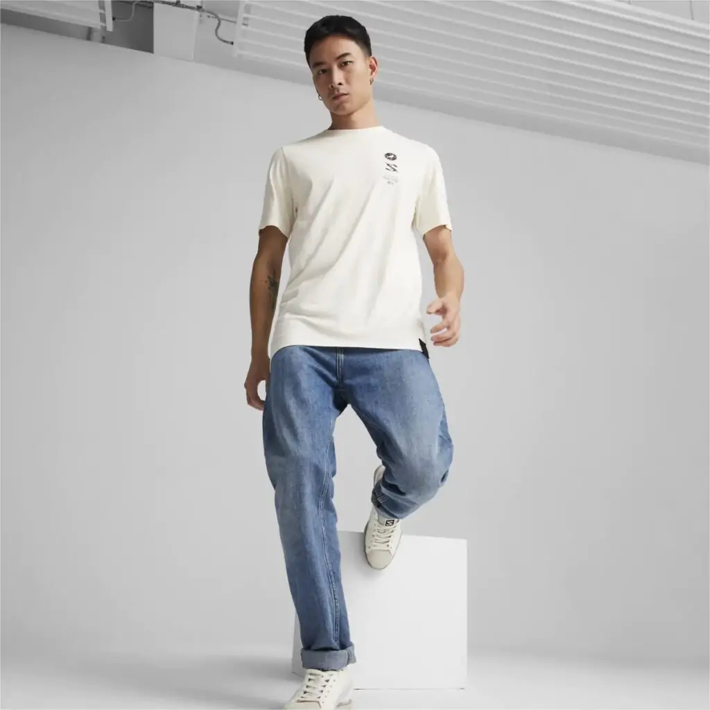 Esta camiseta exclusiva Puma X Staple personifica a fusão magistral entre o trabalho icônico de Jeff Staple e o estilo inovador da PUMA. Reconhecido mundialmente no cenário streetwear, Jeff Staple incorpora sua visão distintiva neste colaboração, fundindo elementos marcantes do design urbano com a estética arrojada da PUMA.