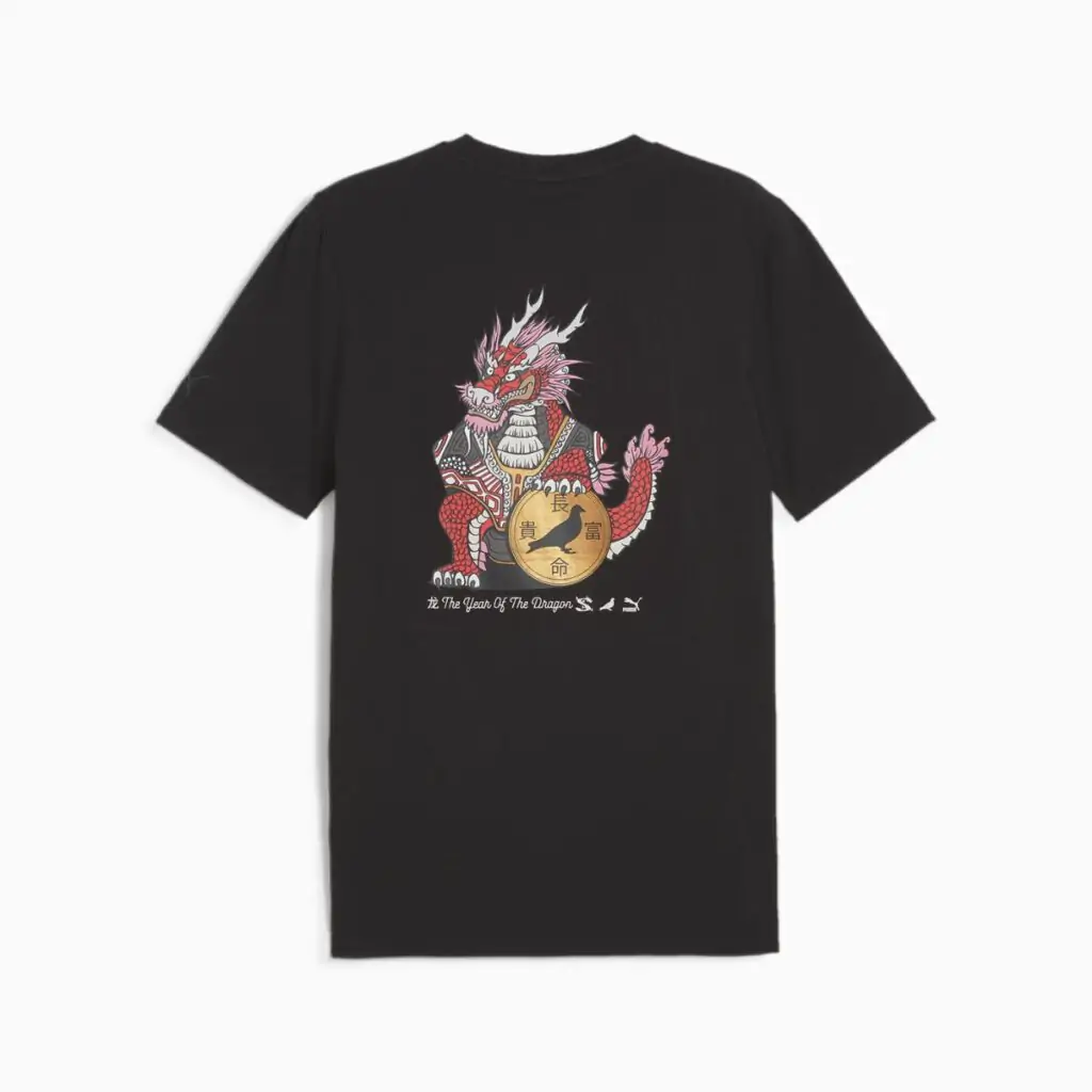 Esta camiseta exclusiva Puma X Staple personifica a fusão magistral entre o trabalho icônico de Jeff Staple e o estilo inovador da PUMA. Reconhecido mundialmente no cenário streetwear, Jeff Staple incorpora sua visão distintiva neste colaboração, fundindo elementos marcantes do design urbano com a estética arrojada da PUMA.