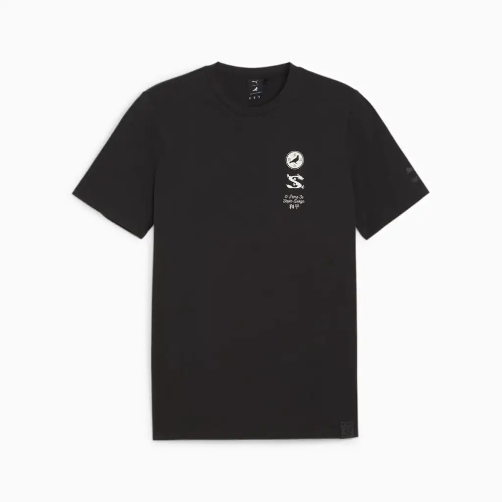 Esta camiseta exclusiva Puma X Staple personifica a fusão magistral entre o trabalho icônico de Jeff Staple e o estilo inovador da PUMA. Reconhecido mundialmente no cenário streetwear, Jeff Staple incorpora sua visão distintiva neste colaboração, fundindo elementos marcantes do design urbano com a estética arrojada da PUMA.