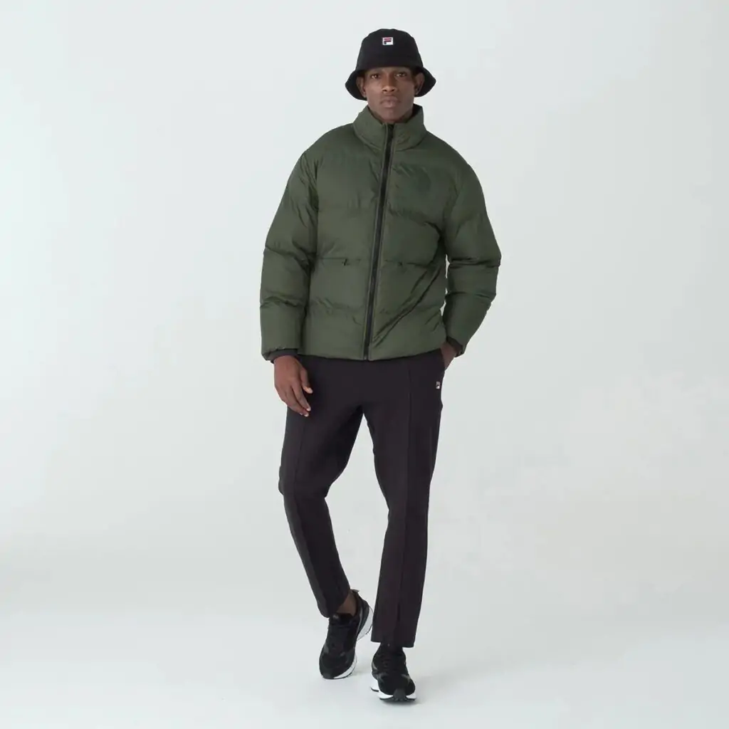 A Jaqueta Masculina Fila Round é a escolha ideal para os dias mais frios. Confeccionada em matelassê de poliéster com modelagem puffer, oferece isolamento térmico e conforto inigualável.