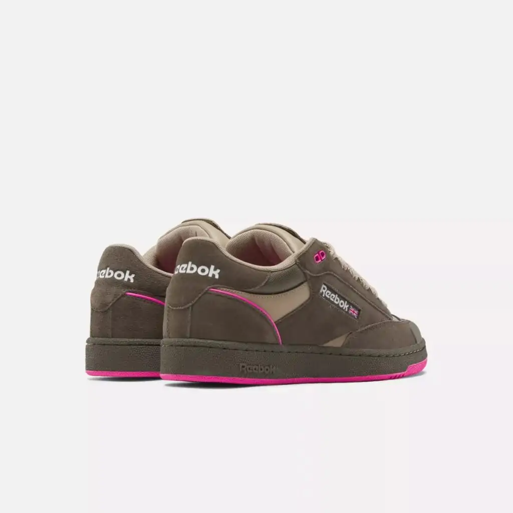 O Reebok Club C Bulc são puro estilo streetwear, misturando vibes do skate Y2K com a essência autêntica da Reebok. Esses kicks mantêm a vibe original com cores ousadas e uma sola de borracha que chama atenção.